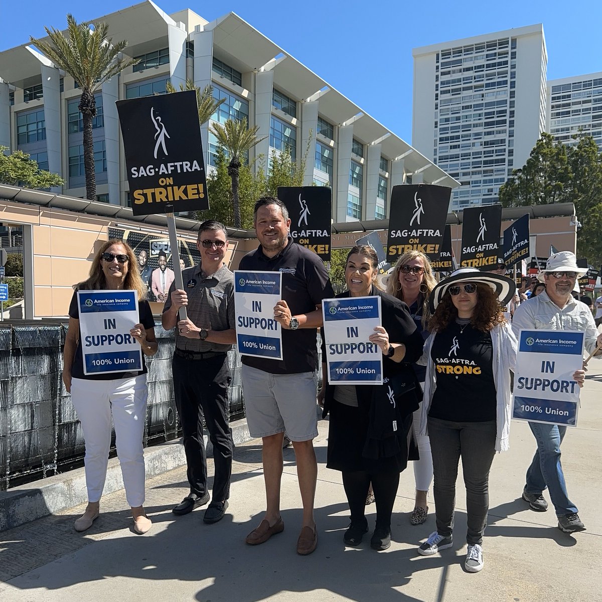 sagaftraFOUND's tweet photo. Thank you @AIL_NILICO for your generosity at the strike yesterday. Here's their CEO Steve Greer giving secretary @clydekusatsu and board member @JasonWGeorge a 25,000 donation. 

The SAG-AFTRA Foundation and the @sagaftra artists applying for emergency assistance appreciate you! https://t.co/suDtRcLWjd