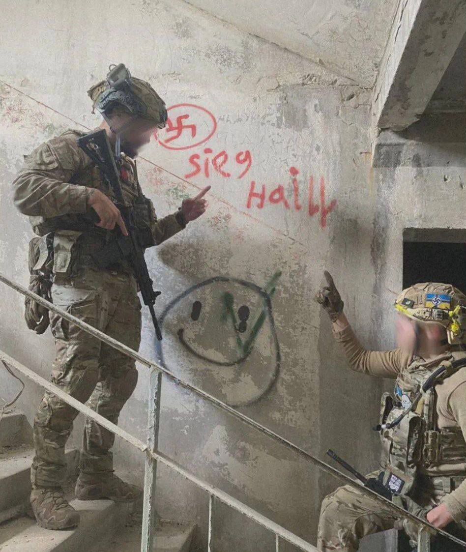 jacksonhinkle's tweet photo. Ukrainian soldiers painting graffiti in their military HQ 🇺🇦 https://t.co/btSthluPF6