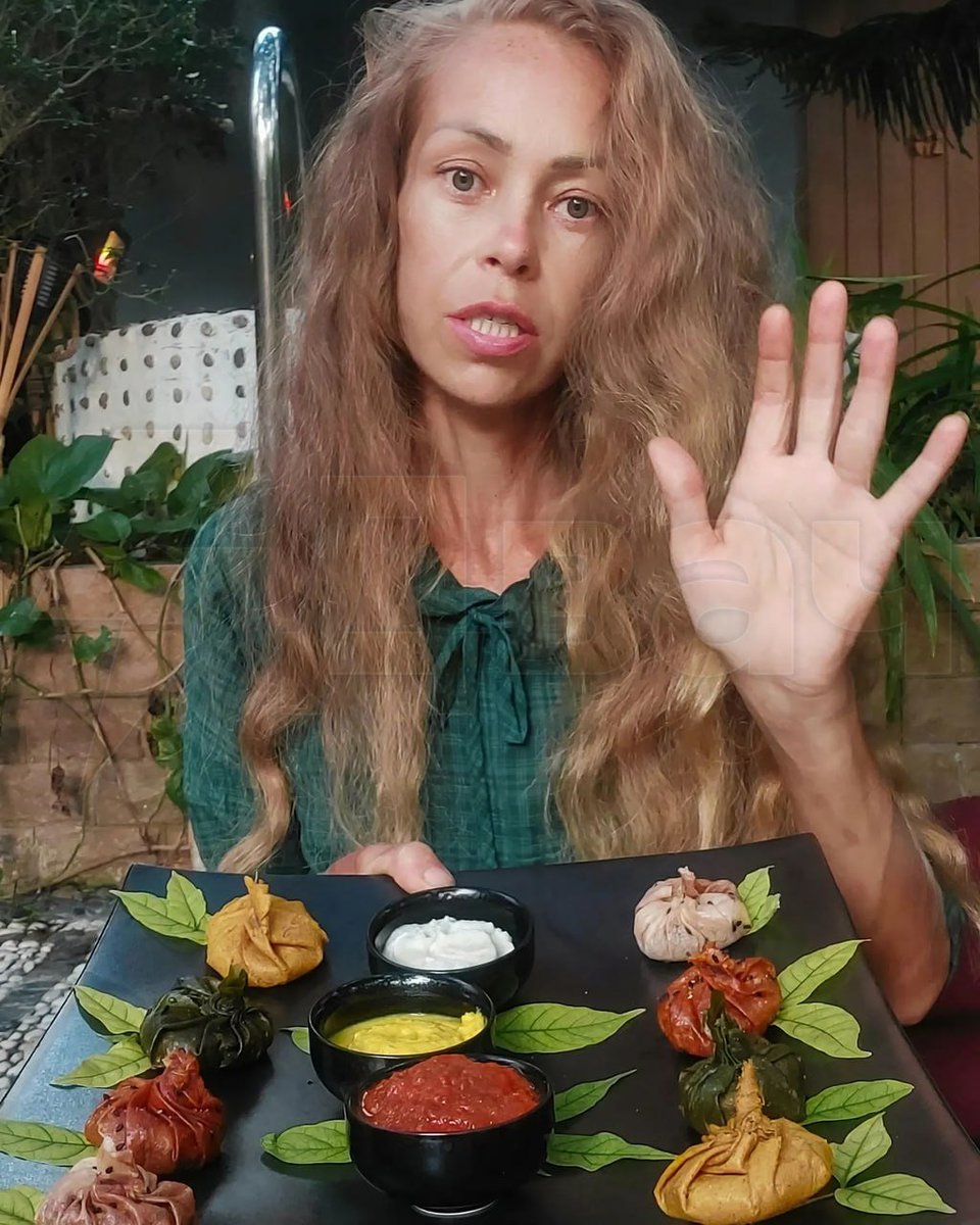 aperigator3's tweet image. В Малайзии от истощения умерла 40-летняя российская блогер-веган Zhanna D'Art (Жанна Самсонова). Последние 4 года она питалась только фруктами, ростками семян подсолнечника и соками. А до этого она 5 лет сидела на полностью сырой веганской диете.