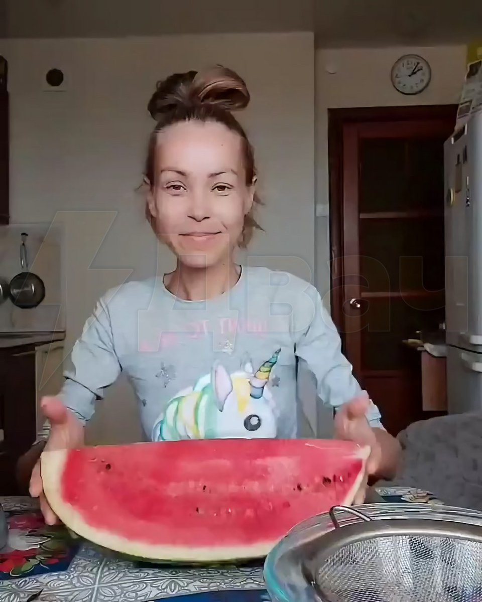 aperigator3's tweet image. В Малайзии от истощения умерла 40-летняя российская блогер-веган Zhanna D'Art (Жанна Самсонова). Последние 4 года она питалась только фруктами, ростками семян подсолнечника и соками. А до этого она 5 лет сидела на полностью сырой веганской диете.