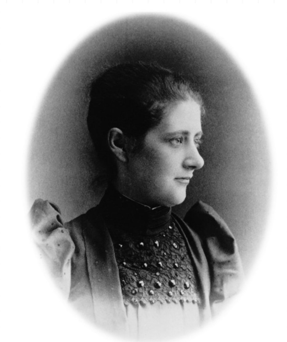 🐰Beatrix Potter nació el 28 de julio de 1866 en Londres. Los Potter tenían una vida acomodada, viviendo de rentas familiares. Beatrix y su hermano Bertam fueron criados por institutrices en la parte alta de la enorme casa familiar. Allí pasaron la mayor parte de su infancia,🧵👇