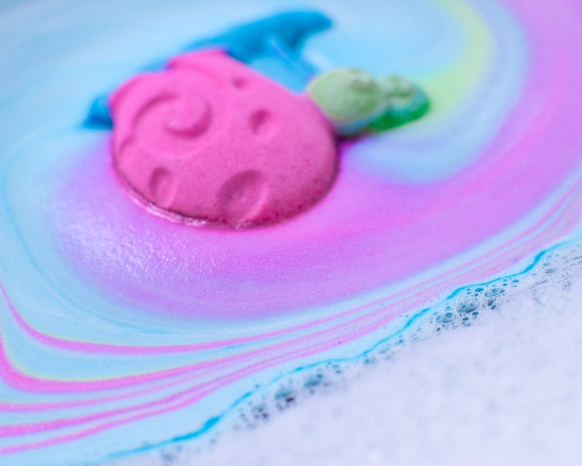 glitterybaths's tweet photo. Gary The Snail bath bomb from this month’s @LushLtd x @SpongeBob themed Kitchen subscription box 🐌💗🫧

#LushCommunity #SPONGEBOBXLUSH https://t.co/WuAEGSo5Hv
