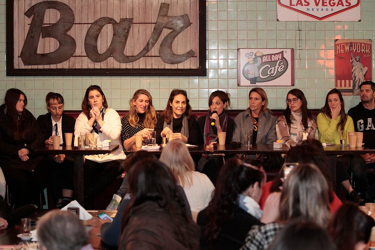 CarlaCarrizoAR's tweet photo. Ayer último café junto a las mujeres emprendedoras de las comunas 1, 2, 3 y 14; camino al gran encuentro de la Red de Emprendedoras de la Ciudad el próximo 5 de agosto en @elculturalsm .

Gracias Guadalupe Gónzalez de @EmprendeBarrios  , @mariamaratea y @CarolinaRMora de @gcba Natalia Neumann de @BancoCiudad @karenlozzia @aldanacrucitta @callesinley @lulicalvoo , @LoreClienti  @garciaalej @figue_vicky y a las precandidatas/os de la Junta Comunal @gonzalo_Rober @caroucr79 @grisemela @diegocaimez @isabelcaceresfernandez @agusmarassa @silvia_collin @soyjuliperez @RicciRamiro Horacio Blanco y @Lulitas87 ; por acompañarnos y ser parte de esta movida.

👉🏼Sumate vos también, escribinos y forma parte de la red más grande de la Ciudad! Vamos a seguir trabajando juntas por más oportunidades y autonomía económica para todas las mujeres emprendedoras de Argentina!