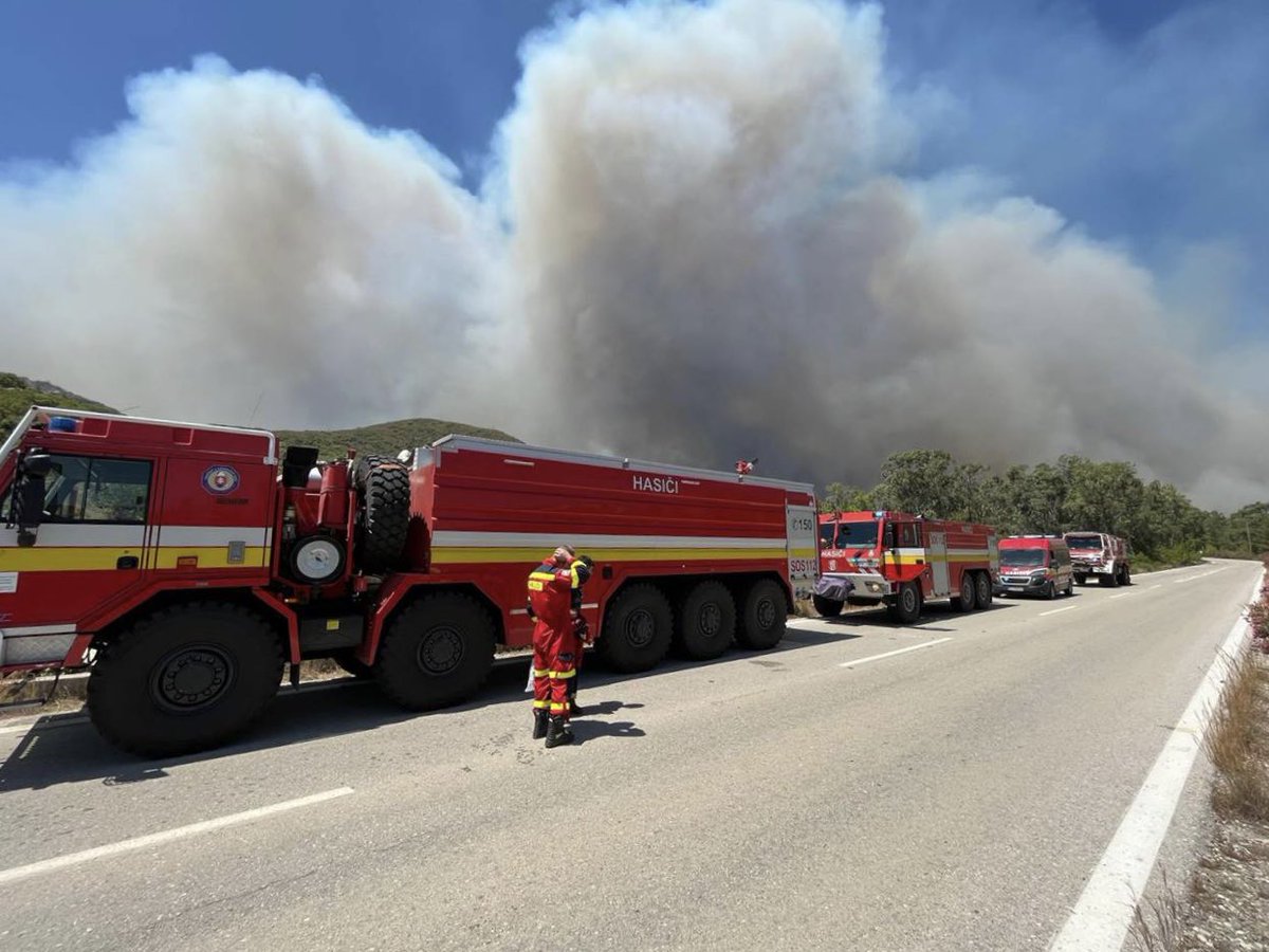 🌍🤝🇬🇷 Depuis le début des #incendies, la #Grèce a reçu l'aide de plusieurs pays, en voici la liste : 

🇫🇷 [FRANCE] 2×2 Canadairs CL415 & 18 pompiers 
🇮🇹 [ITALIE] 2 Canadairs CL415
🇭🇷 [CROATIE] 1 Canadair CL415
🇨🇾 [CHYPRE] 2 AirTractor & 7 pompiers
🇲🇹 [MALTE] 2 AirTractor & 20