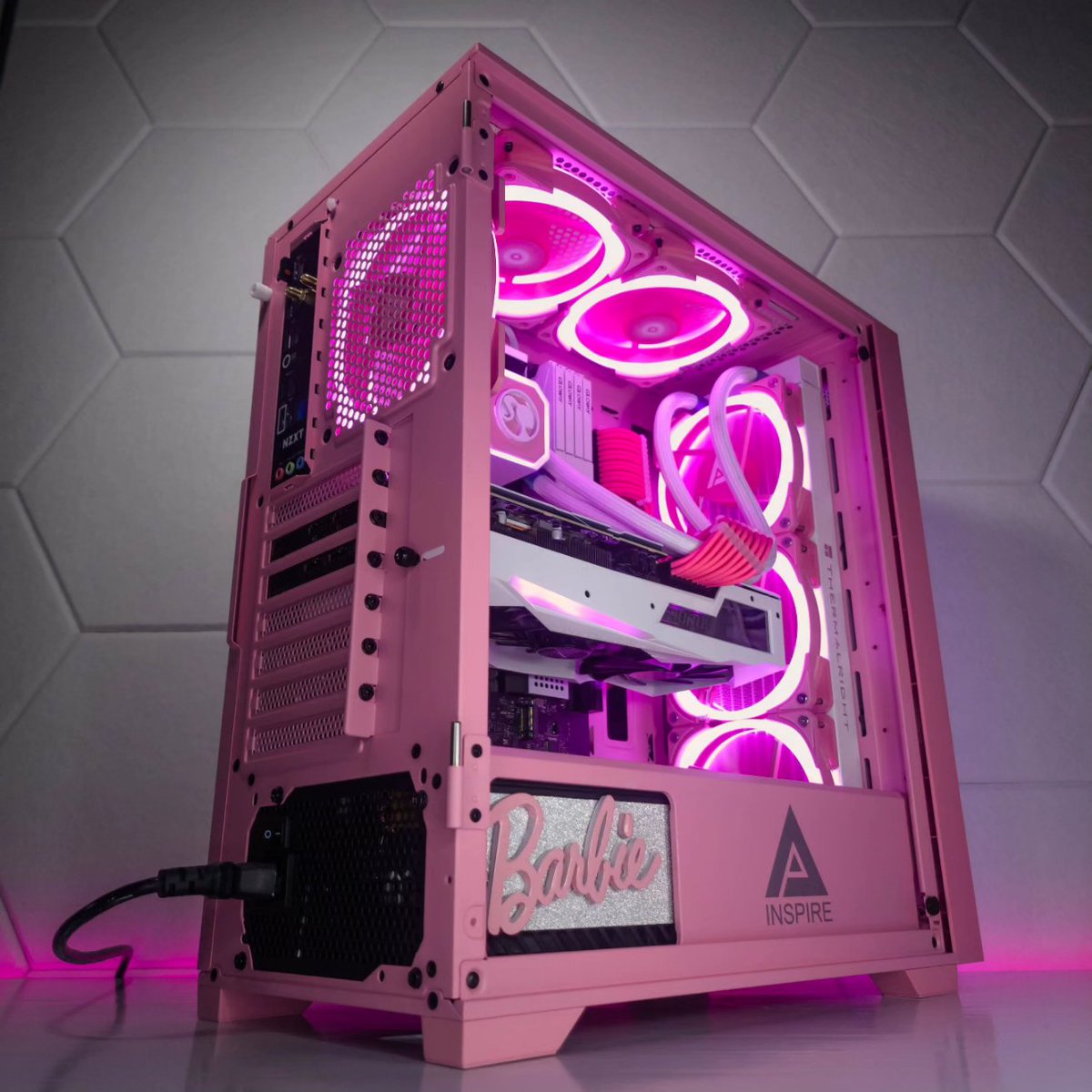 ApeviaCorp's tweet photo. We're absolutely smitten with the Barbie Inspire Pink build by GWS!🩷🎀⁣
Beyond it's stunning pink Barbie aesthetics, this build packs a serious punch!👊⁣
#PCbuild #GamingSetup #Gamers #barbiestyle #barbiebuild #pinksetup #inspireseries #CustomGaming #PCMasterRace #PcGamers https://t.co/4DrrGel3dd