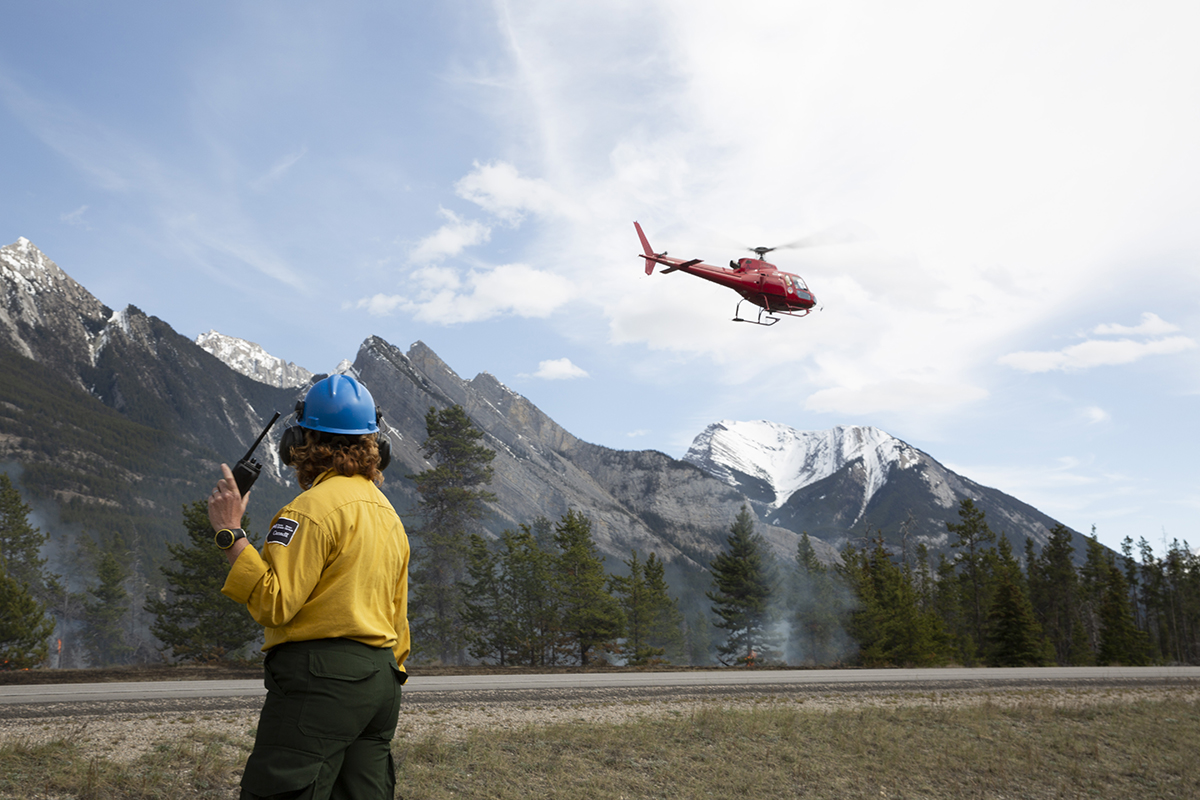 JasperNP's tweet photo. #FireTalkFriday Smoke is in the way! 🔥
Wildfire sizes can be difficult to estimate when smoke blocks the view. 💨 Refined estimates are done on the ground with handheld GPS for small fires and from the air with a helicopter GPS for large fires once the smoke clears. 🧭 https://t.co/stWexY9YuY