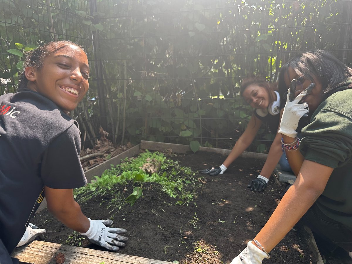 BostonSchools's tweet photo. Another #BPSSummer program available for students this summer is the @SociedadLatina, Summer Academy for Latines Achieving Success at @SimmonsUniv. The program provides college access and success support to BPS students through various academic and enrichment programs! https://t.co/dVdFB7OMT3