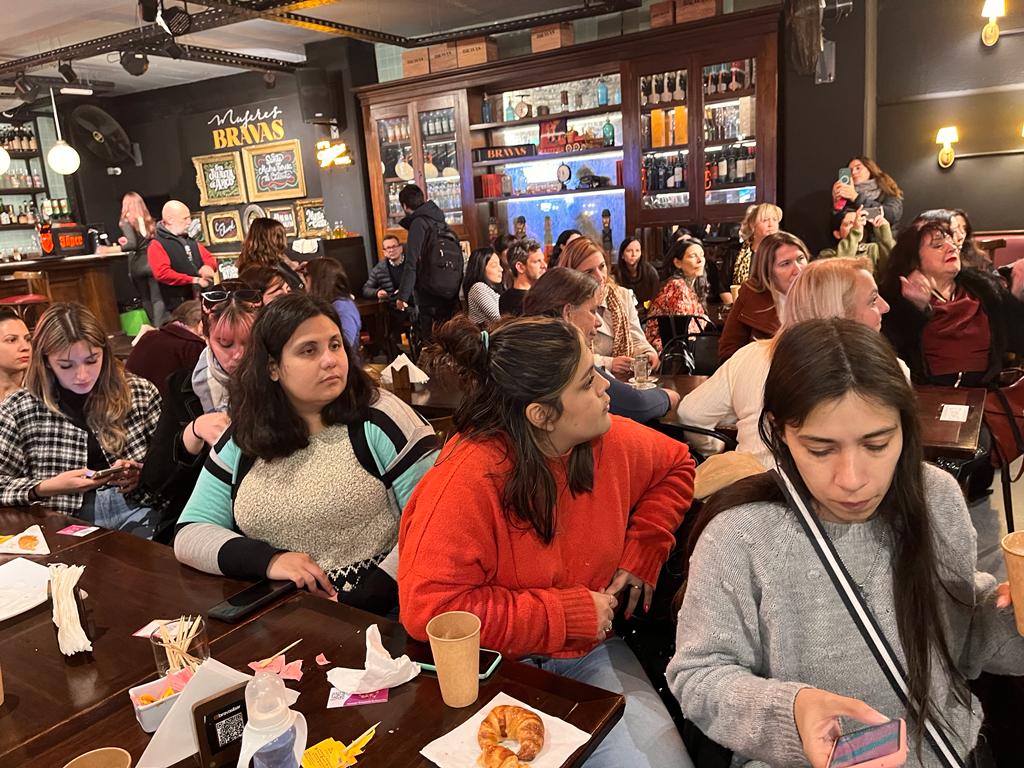 CarlaCarrizoAR's tweet photo. Ayer último café junto a las mujeres emprendedoras de las comunas 1, 2, 3 y 14; camino al gran encuentro de la Red de Emprendedoras de la Ciudad el próximo 5 de agosto en @elculturalsm .

Gracias Guadalupe Gónzalez de @EmprendeBarrios  , @mariamaratea y @CarolinaRMora de @gcba Natalia Neumann de @BancoCiudad @karenlozzia @aldanacrucitta @callesinley @lulicalvoo , @LoreClienti  @garciaalej @figue_vicky y a las precandidatas/os de la Junta Comunal @gonzalo_Rober @caroucr79 @grisemela @diegocaimez @isabelcaceresfernandez @agusmarassa @silvia_collin @soyjuliperez @RicciRamiro Horacio Blanco y @Lulitas87 ; por acompañarnos y ser parte de esta movida.

👉🏼Sumate vos también, escribinos y forma parte de la red más grande de la Ciudad! Vamos a seguir trabajando juntas por más oportunidades y autonomía económica para todas las mujeres emprendedoras de Argentina!
