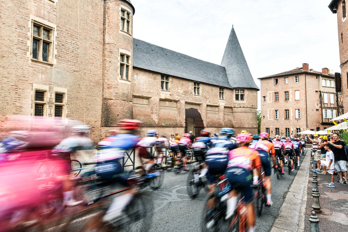 century21fr's tweet photo. Plus combatives que jamais, les coureuses poursuivent leur Tour de France Femmes avec Zwift.
L'occasion de découvrir l'architecture entre Albi et Blagnac.

@LeTourFemmes
#TDFF2023 #WatchTheFemmes https://t.co/B8t1FlaO8d