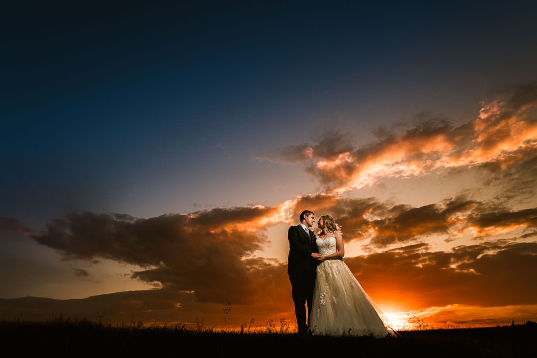 Nobody does sunsets better than @dodford_manor 💥
Congratulations Emma and Matt, nature painted you a beautiful backdrop 😍