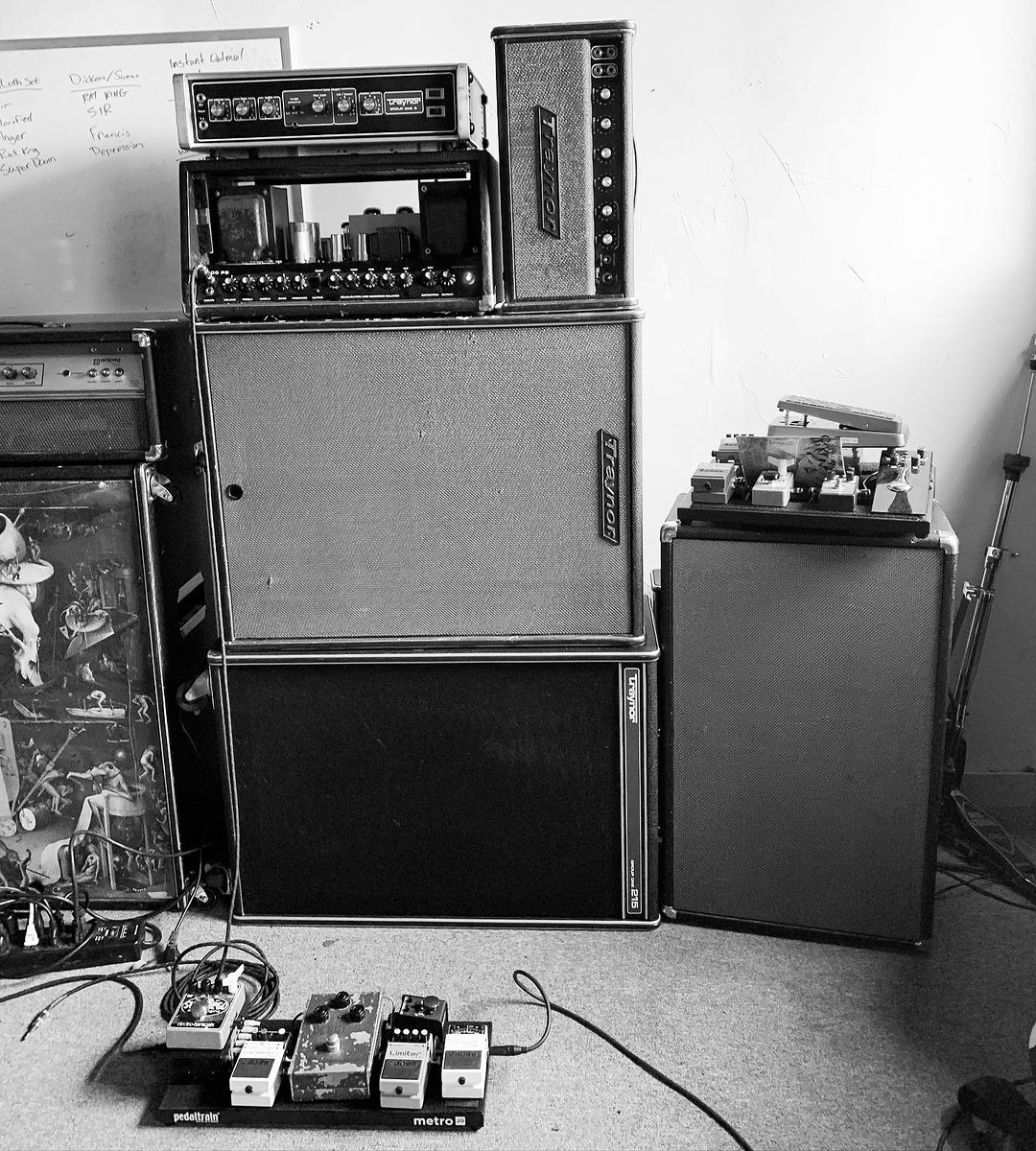 TraynorAmps's tweet photo. Who has a room full of Traynor at home? 🙋♂️ 📸: @mitch.diesel
#traynor #traynoramps #guitaramp #guitarhead #guitarcab #bassamp #basshead #basscab #bassist #livemusic #tubeamp #musician #bassguitar #bassplayer #amplifier #guitaramp #music https://t.co/rksvCFYc3K