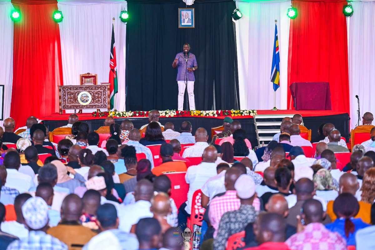 GideonMungaroM's tweet photo. Katika juhudi za kutambua maelfu ya watu wasio na utaifa, nimejumuika na Rais, Mh. William Samoei Ruto na viongozi wengine wakuu serikalini, katika uwanja wa Karisa Maitha mjini Kilifi, kwenye zoezi la ugavi wa vitambulisho vya kitaifa na pasipoti kwa jamii ya Wapemba… https://t.co/kK067EZFHK
