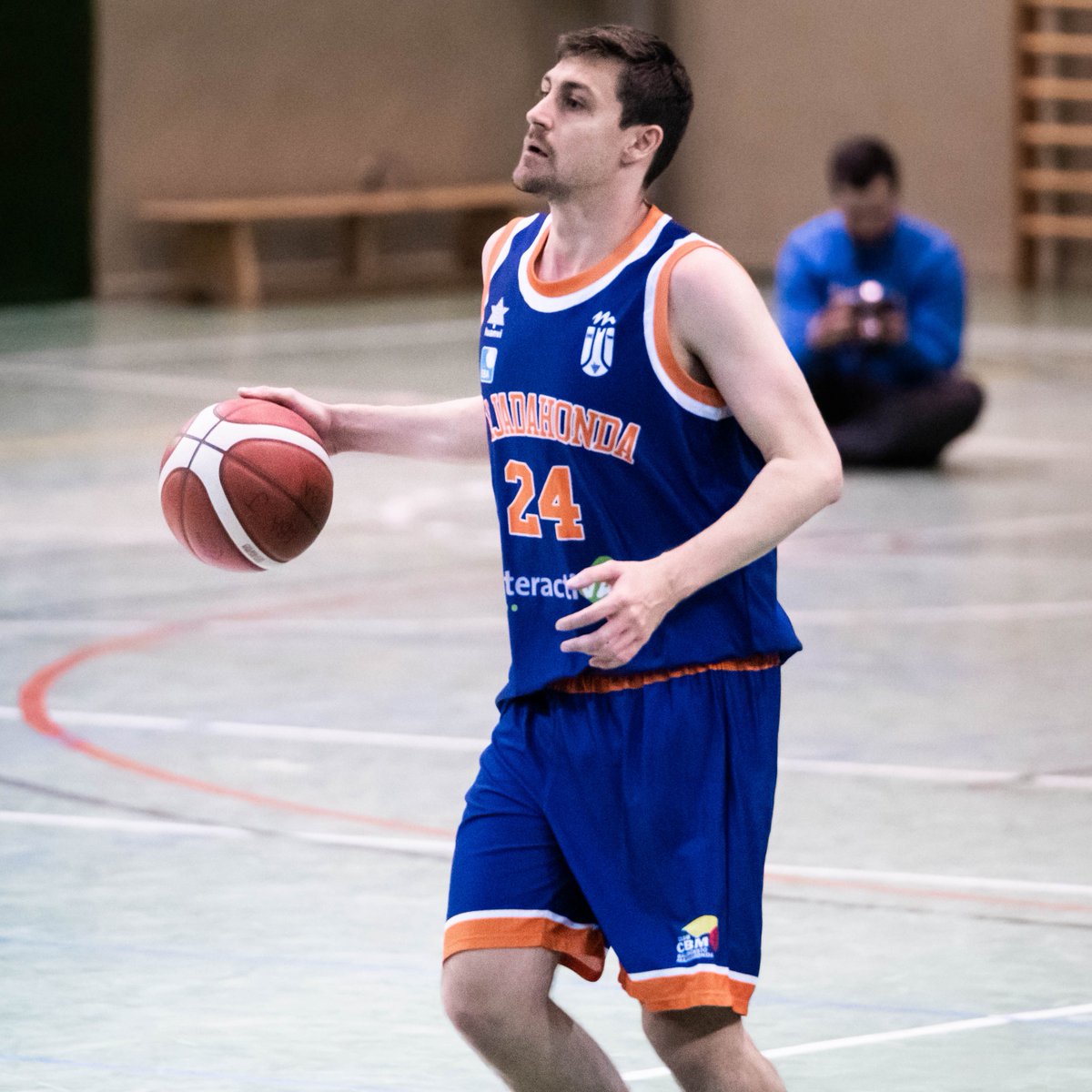 CBMajadahonda's tweet photo. #LigaEBA 23/24
🤝Renovaciones

Los primeros jugadores que renuevan su compromiso con el club son 2 buques insignia. No se entiende el CBM sin ellos, ni ellos sin el CBM. @Danieloo11 y @daniarranz volverán a dejar todo en la pista por nuestros colores💙🧡

#TodosSomosUno #VamosCBM https://t.co/JTwKMf5aIk