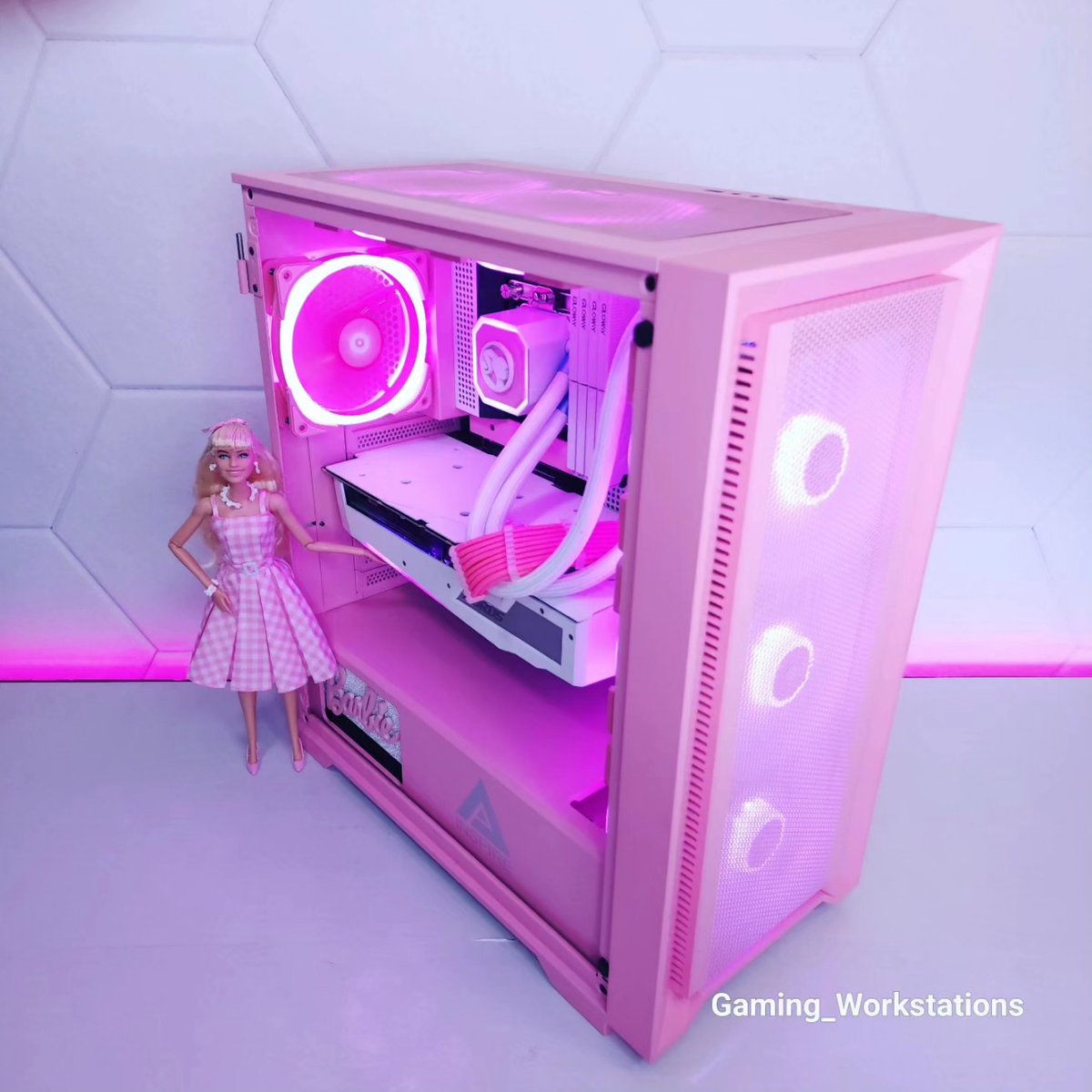 ApeviaCorp's tweet image. The way she shines at night 💖🤩
#barbiebuild #inspireseries #pinkpc #pcgamers #gamergirl #pcmr