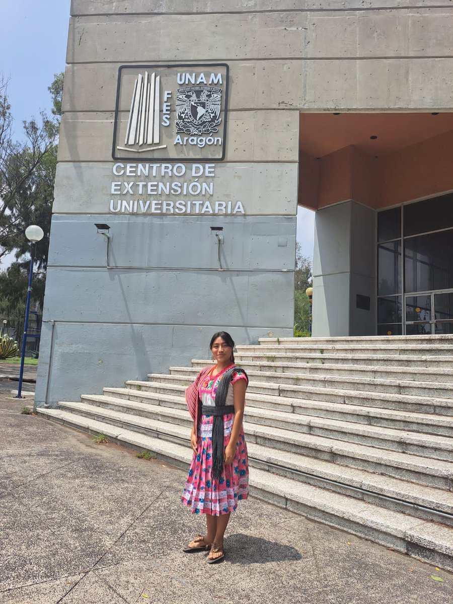 CentralQNoticia's tweet photo. 🎖️#Chatina recibe mención honorífica portando su vestimenta tradicional
Originaria de Santos Reyes Nopala, Valeria Donají Méndez Cruz, acudió en días recientes a la @FESAragonUNAM a recibir su reconocimiento con mención honorifica, por su excelente desempeño durante su carrera en la Licenciatura en Periodismo y Comunicación.
Como orgullosa oaxaqueña de origen chatino, recibió dicho reconocimiento portando su indumentaria tradicional de su comunidad.
¡Enhorabuena Valeria!
📸 R Noticias Mx
#Noticias #Oaxaca #costa #oaxaqueña #OrgulloOaxaqueño