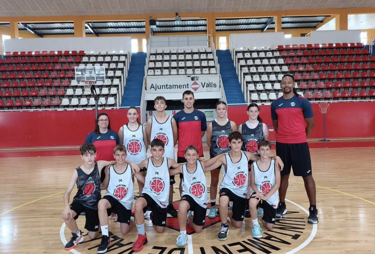 viny__13's tweet photo. TECNICAMP 2023 💪🏿🏀🔥

Analizar, mejorar, potencializar y motivar. ✅

Enhorabuena a todos y todas participantes por sus ganas de aprender. ⭐️

Molt bona faina @CBValls @lluiscuest Eli Novell @AleixErra @JordiAndreeu 🔴⚪️🔴 https://t.co/eseHcRITkL