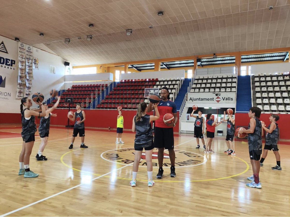 viny__13's tweet photo. TECNICAMP 2023 💪🏿🏀🔥

Analizar, mejorar, potencializar y motivar. ✅

Enhorabuena a todos y todas participantes por sus ganas de aprender. ⭐️

Molt bona faina @CBValls @lluiscuest Eli Novell @AleixErra @JordiAndreeu 🔴⚪️🔴 https://t.co/eseHcRITkL