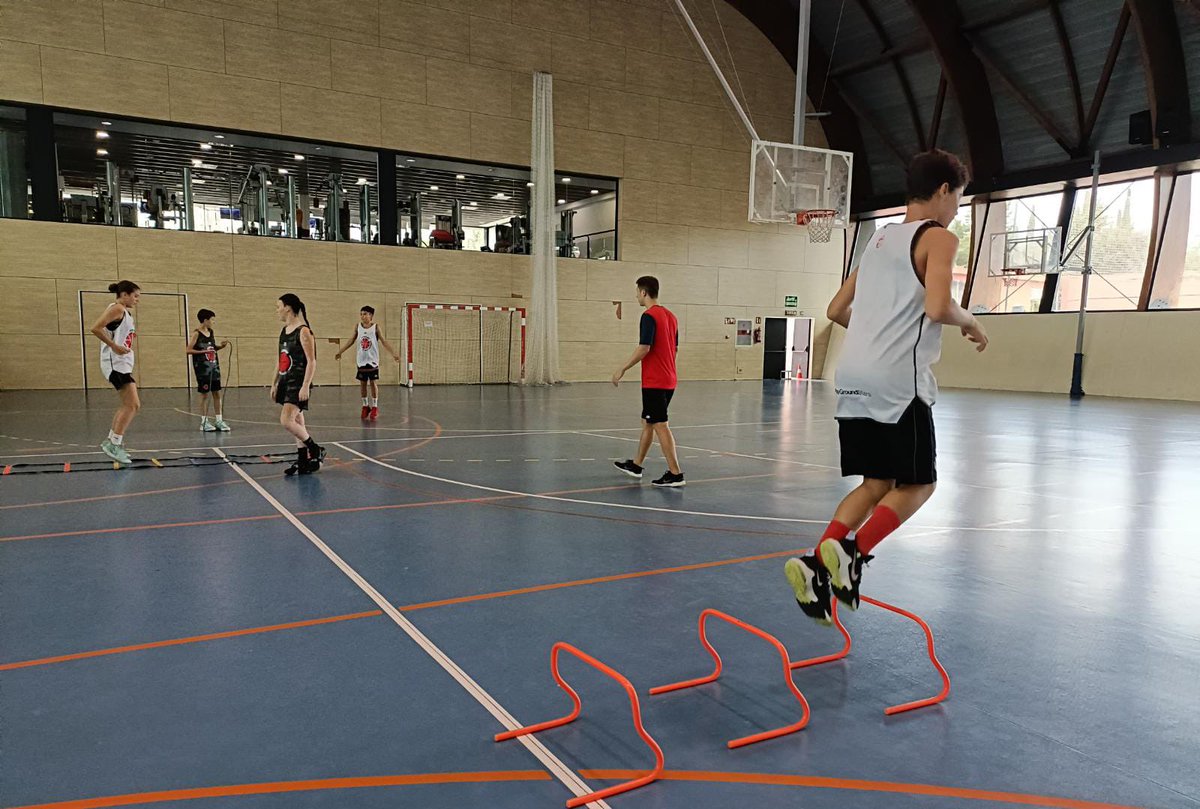 viny__13's tweet photo. TECNICAMP 2023 💪🏿🏀🔥

Analizar, mejorar, potencializar y motivar. ✅

Enhorabuena a todos y todas participantes por sus ganas de aprender. ⭐️

Molt bona faina @CBValls @lluiscuest Eli Novell @AleixErra @JordiAndreeu 🔴⚪️🔴 https://t.co/eseHcRITkL