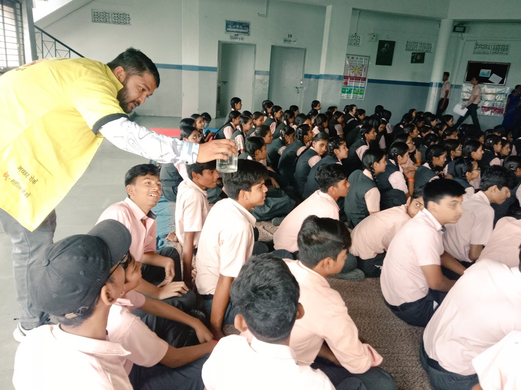 KasareDhee90321's tweet photo. @indore #embed ward37मार्थोमा हाईस्कूल के प्राचार्य शिनू थॉमसजी के सहयोग से डेंगूमलेरिया को लेकर जनजागरूक आयोजन किया गया जिसमें जिलास्वास्थ्य अधिकारीगण व 200बच्चों सहितसमस्त शिक्षक उपस्थित रहे
@HimanshuJayswar @Daulat780Patel  @sksomya 
@rajesh_amh @avdeshsingh 
@saurabhs4oct https://t.co/5imtsjkPzS