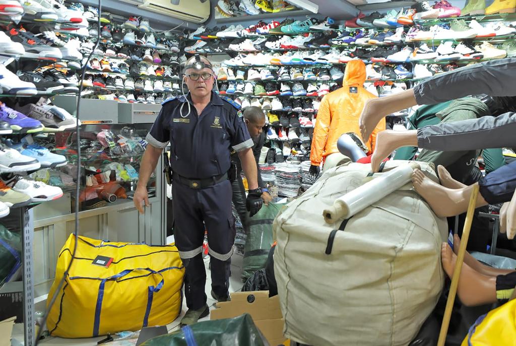 SAPoliceService's tweet photo. #sapsWC Today 28/7/23 Western Cape #SAPS with Customs and Excise and brand protectors conducted integrated “Takedown” operation on a shopping complex in Durban Road in Bellville. Four suspects have been detained and Counterfeits Goods estimated to be over R100 million were seized. TM
https://t.co/LQjZfFWXST