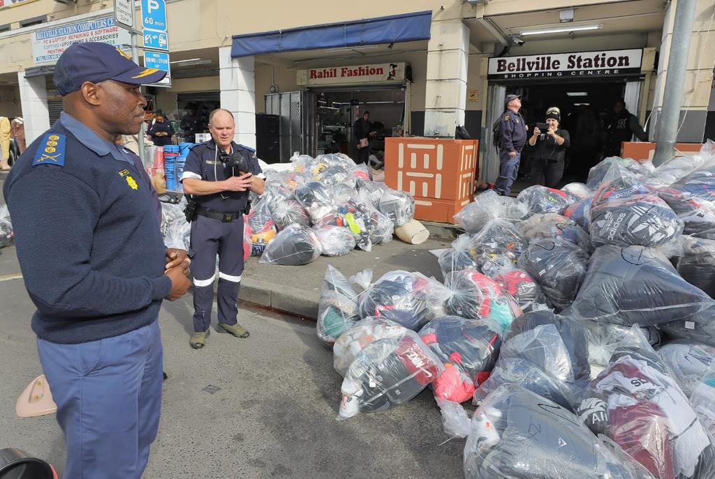 SAPoliceService's tweet photo. #sapsWC Today 28/7/23 Western Cape #SAPS with Customs and Excise and brand protectors conducted integrated “Takedown” operation on a shopping complex in Durban Road in Bellville. Four suspects have been detained and Counterfeits Goods estimated to be over R100 million were seized. TM
https://t.co/LQjZfFWXST
