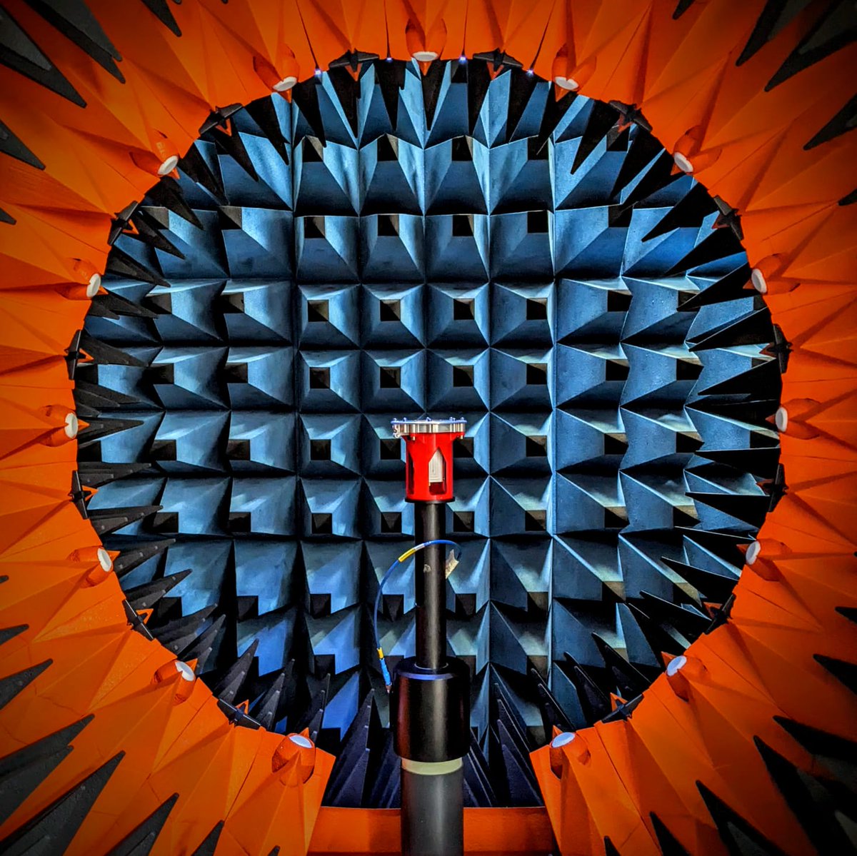 🛰️ Development Update 🛰️
The picture shows our breadboard model of the feed for the #BANT antenna during the RF test, done at <a href="/microwavevision/">Microwave Vision</a> Italy, using the StarLab measurement system.