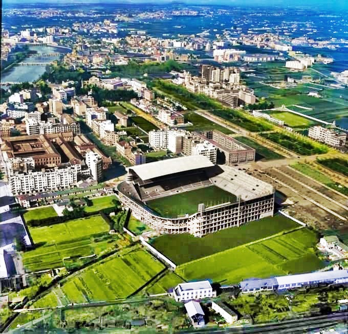 PassejantV's tweet photo. València, finals ddels anys 1950. Vista aèria de Mestalla, encara envoltat d'horta parcialment i la séquia de Mestalla a cel obert. El riu Túria, amb aigua de gom a gom. https://t.co/C0kkT0w9lf