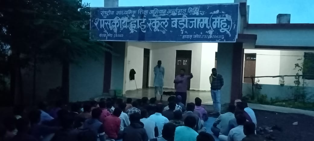 RohitMehra501's tweet photo. महू तहसील के जाम बुजुर्ग पंचायत में हाई स्कूल होने के बाद भी शिक्षक नही है, यह समस्या आदिवासी क्षेत्रों में ही क्यों क्या आदिवासी बच्चे शिक्षा के हकदार नही है क्या...? इंदौर प्रशासन जल्द ही ध्यान दे यह समस्या बहुत गंभीर है।
@IndoreCollector https://t.co/Xs7m2vaORA