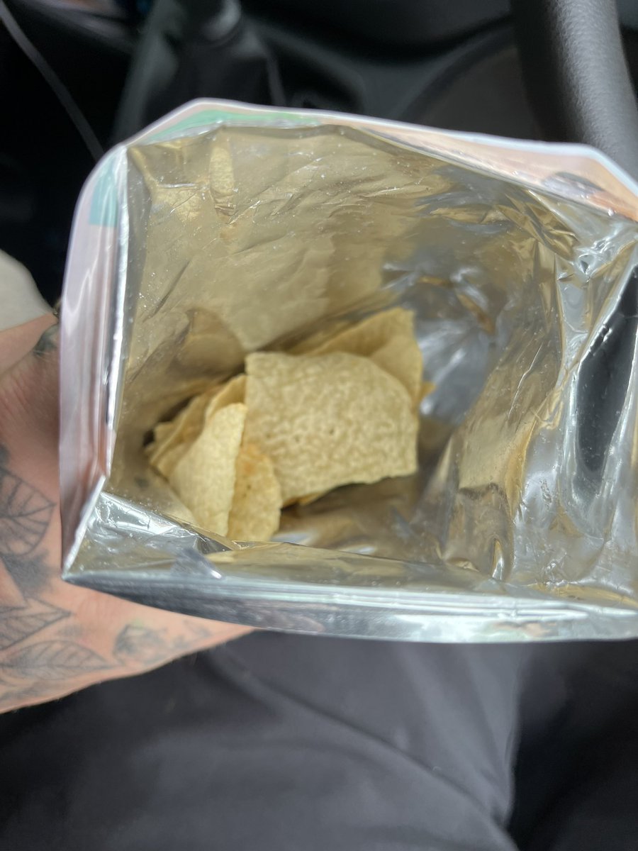 Harriss_17's tweet photo. @walkers_crisps what do you call this? A bag of air? Waste of plastic if you ask me https://t.co/U5lPo9eVoB