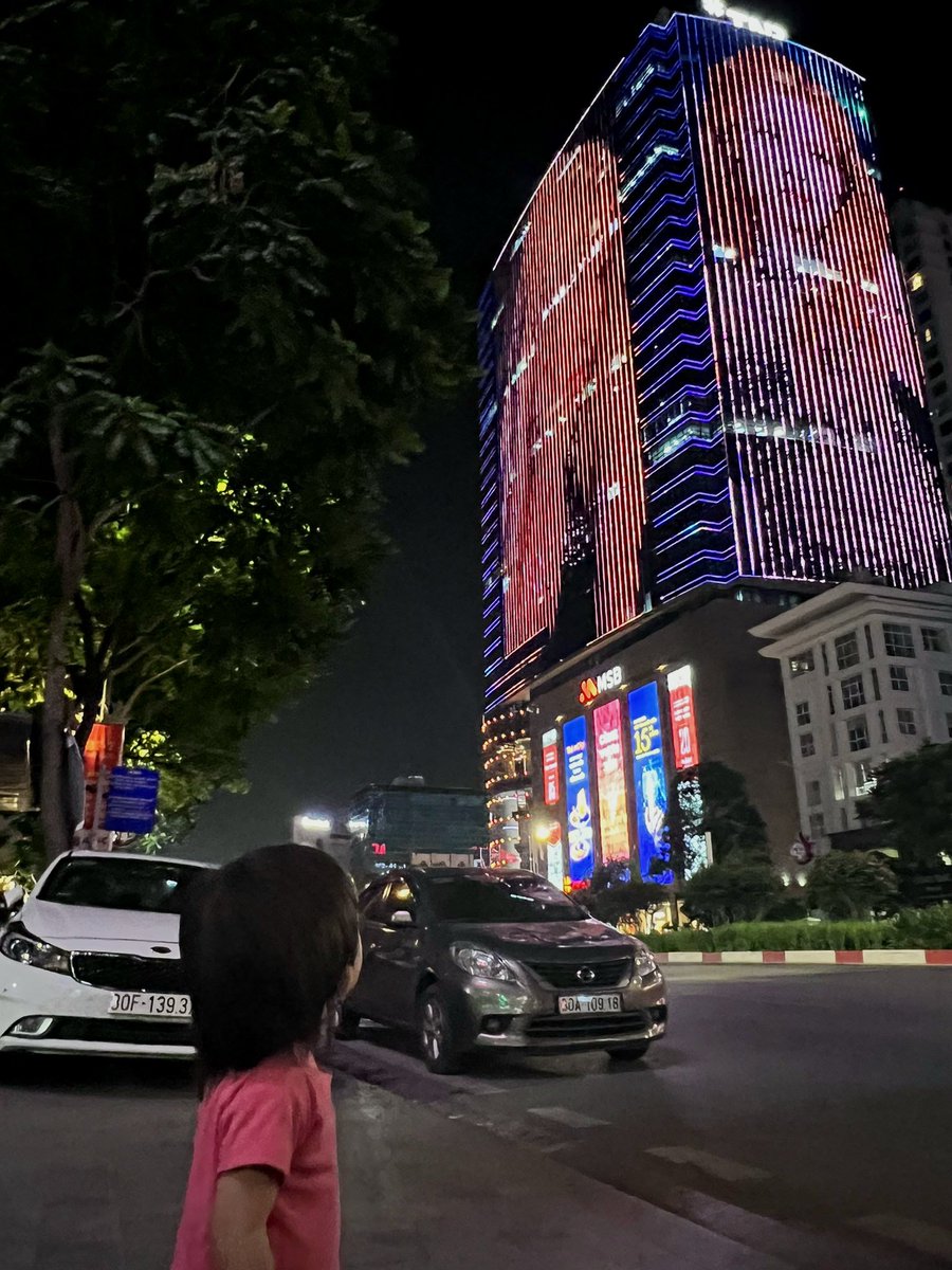 RoseFocused's tweet photo. Awww🥹🫶

📍Nguyen chi thanh street, hanoi.

#ROSÉ #로제 #BLACKPINK https://t.co/NyoP2S5dN3