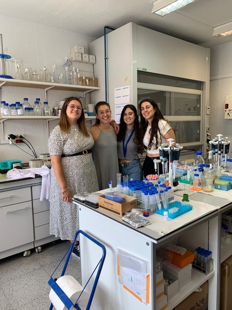 Eva_ArroUr's tweet photo. Hoy nos ha tocado decir adiós a dos personitas que han hecho que el trabajo en lab durante estos dos meses sea simplemente excepcional. Lleno de aprendizajes mutuos y buenos momentos. Michela, @mlucass_11, ha sido todo un placer!!!

@NanoMedMol https://t.co/zUX13Z5C8x