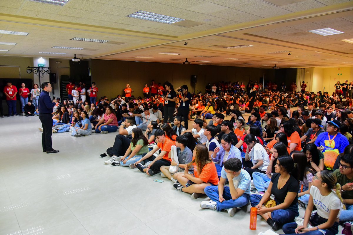 DAEUANL's tweet photo. Visitamos a l@s nuevos estudiantes de la FCC UANL en su curso de inducción, en donde tuvimos la oportunidad de invitarles a participar en las actividades estudiantiles de la UANL.
¡Mucho éxito en esta nueva etapa!
https://t.co/EzeZA7DMre
#ExcelenciaYEducación #SAFCC #DAE #UANL https://t.co/Yfqt6ehmk5