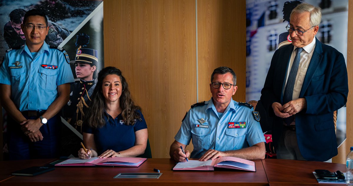 c1_eogn's tweet photo. Convention avec @PanneauPocket Objectif pour l'#EOGN: avoir un outil interne de communication vers les #officiers: actualités, événements, informations, alertes en direct sur son téléphone, comme dans toutes les communes des  @Maires_Ruraux qui ont adopté cette appli! 🙏👏😃 https://t.co/GsOFhKQ8Wj