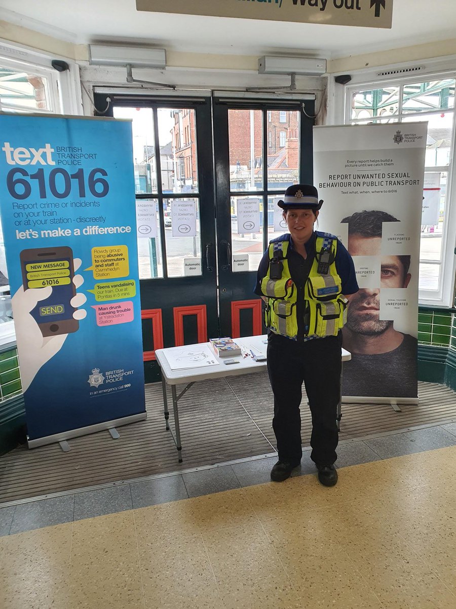 Officers are at #Rhyl this afternoon promoting the Railway Guardian App and text service 61016.

#RailwayGuardianApp