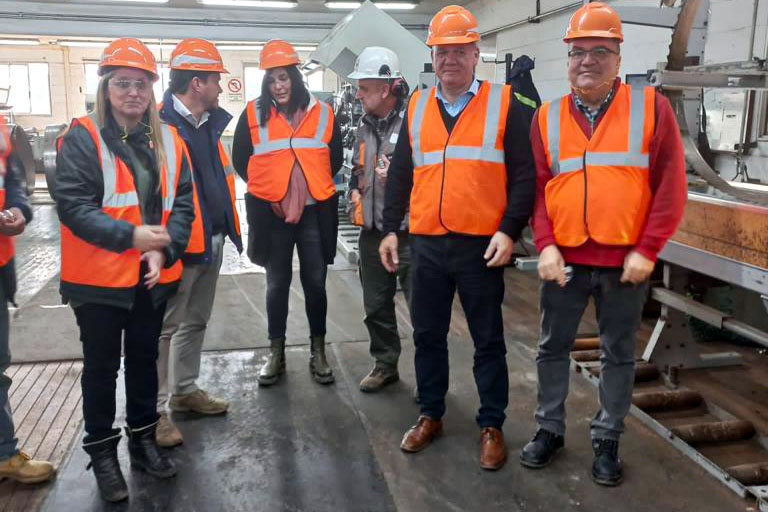 MIEM_Uruguay's tweet photo. En el marco de las recorridas que viene realizando el Centro Tecnológico Forestal Maderero, que preside el subsecretario @walterverri, se visitaron instituciones y emprendimientos vinculados a ese sector productivo en Rivera, como las empresas Fymnsa, Urufor, Nortimber y Morgavi. https://t.co/fq3cMij3W6