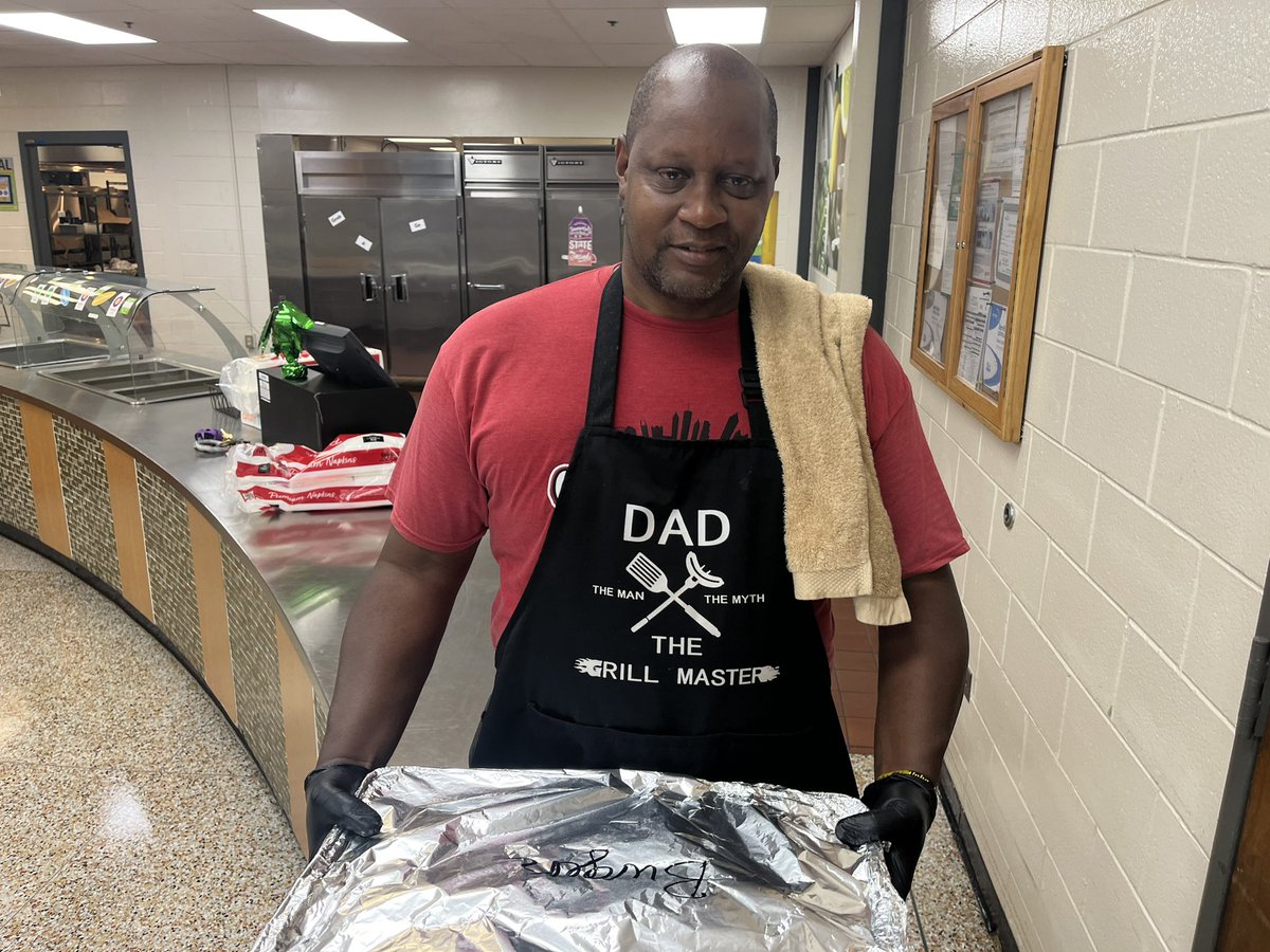 ShilohGenerals's tweet photo. It’s lunch time on the Friday before we see our young Generals, and a cookout seems to be in order! A big #GeneralsSalute to Coach Polk for firing up the grill and to Frozen Sweet Shop for providing a sweet treat for our faculty and staff! We love our Shiloh Family! #TeamShiloh https://t.co/XkZgupKB58