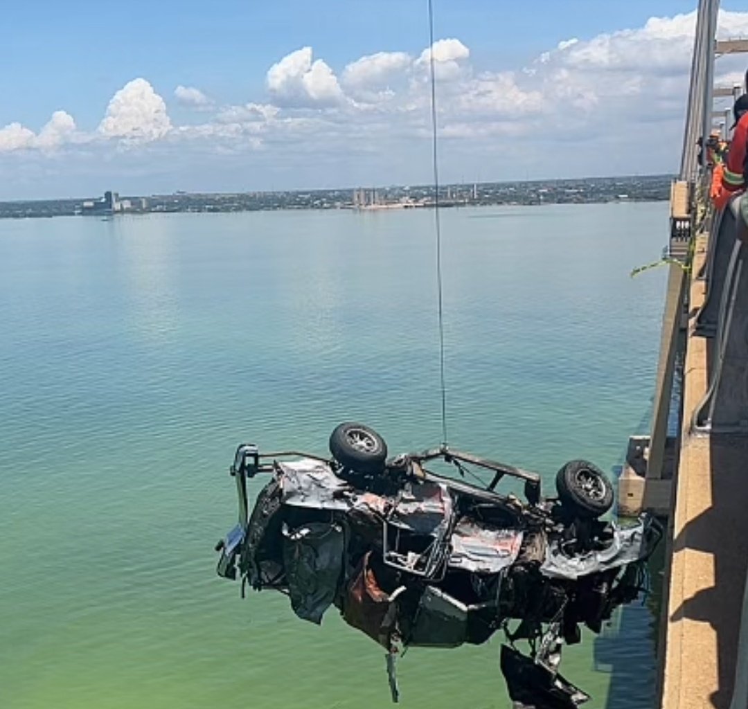 #HaceMinutos: Extraen el vehículo que cayó al Lago de Maracaibo desde el Puente Gral. Rafael Urdaneta. Hasta el momento las autoridades reportaron el rescate de una víctima de 46 años de edad en horas de la noche de ayer.  12:22 pm
