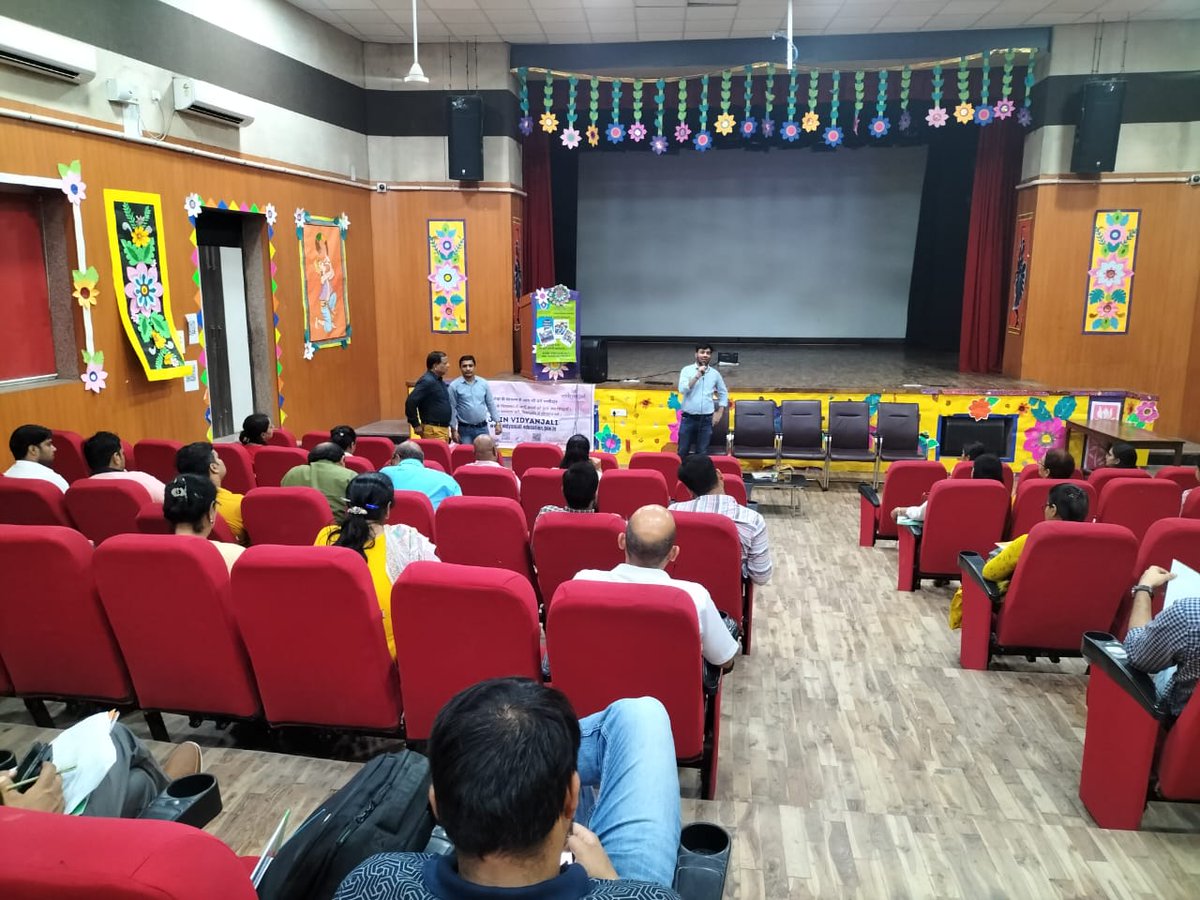 jakharashu3's tweet photo. #vidyanjali #Training #handsonpractise
#vidyanjaliportal
#distt.north https://t.co/w17aExEhUd