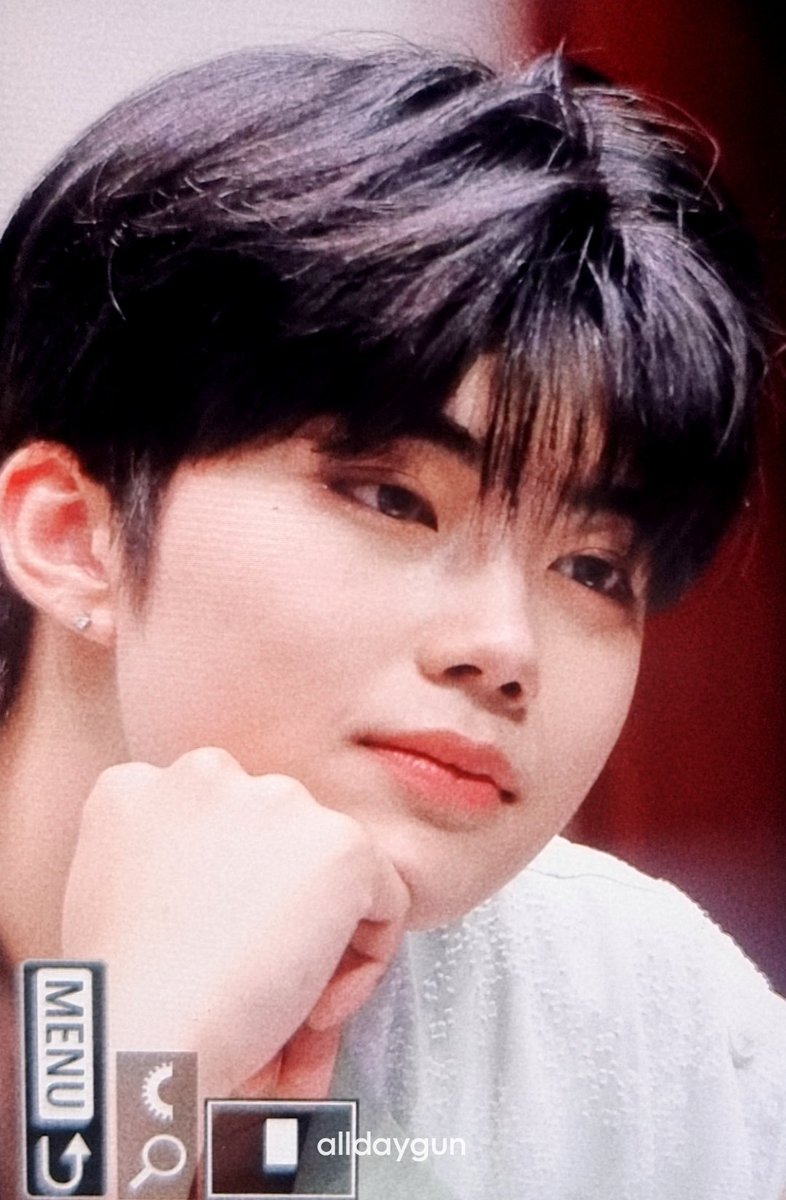 데이 tweet media