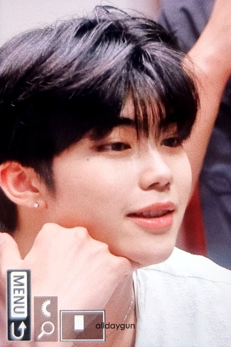 데이 tweet media