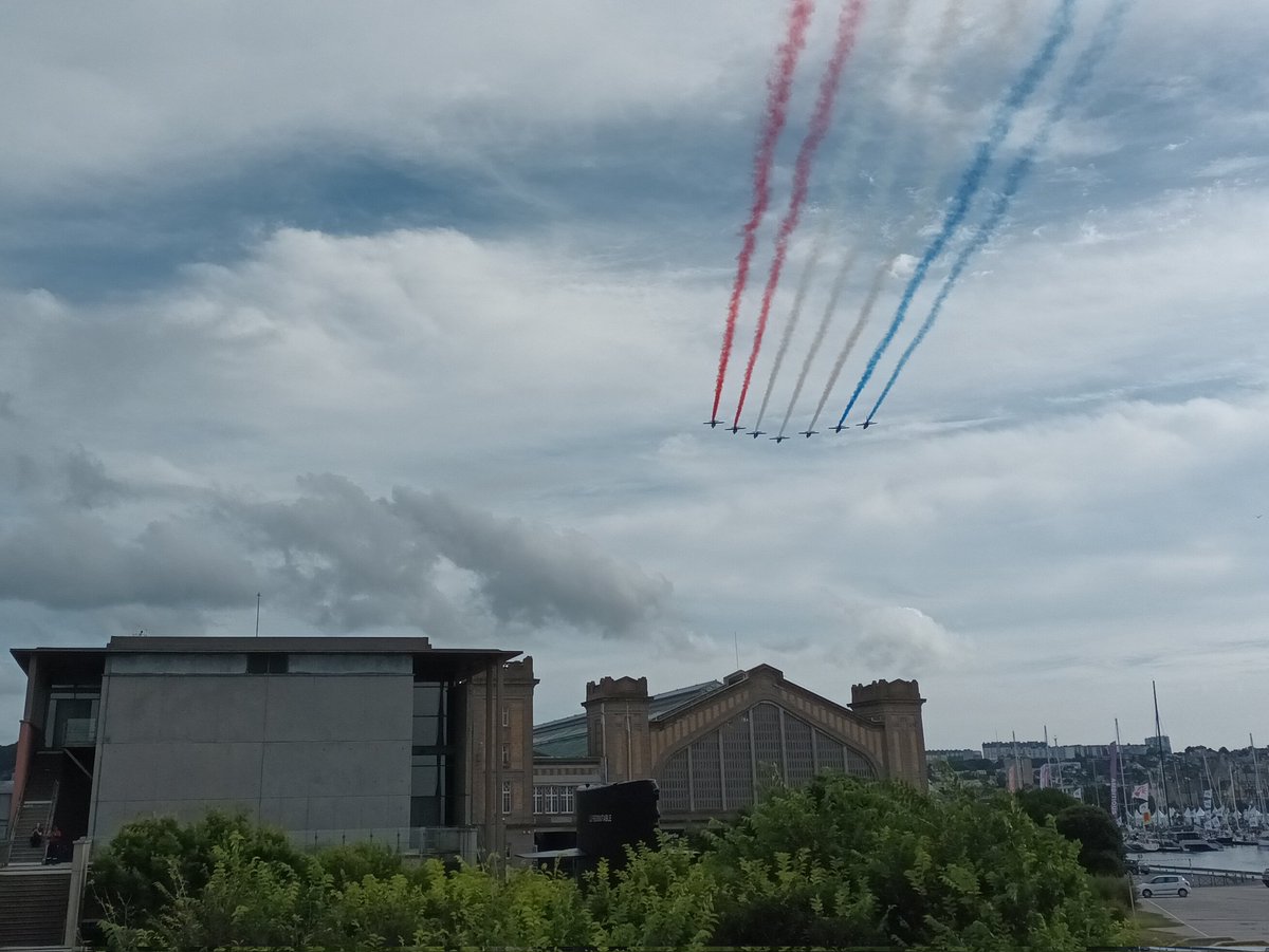 MichelRougerMR's tweet image. #Cherbourg #CotentinUnique 
La @PAFofficiel en répétition au-dessus de la @Cite_de_la_Mer 😍👍
RDV demain à 16h pour le show officiel à l&apos;occasion de la @RolexFastnet_Ch ! #RolexFastnetRace 

Cc @hauglustaine et @MuseeAirEspace !