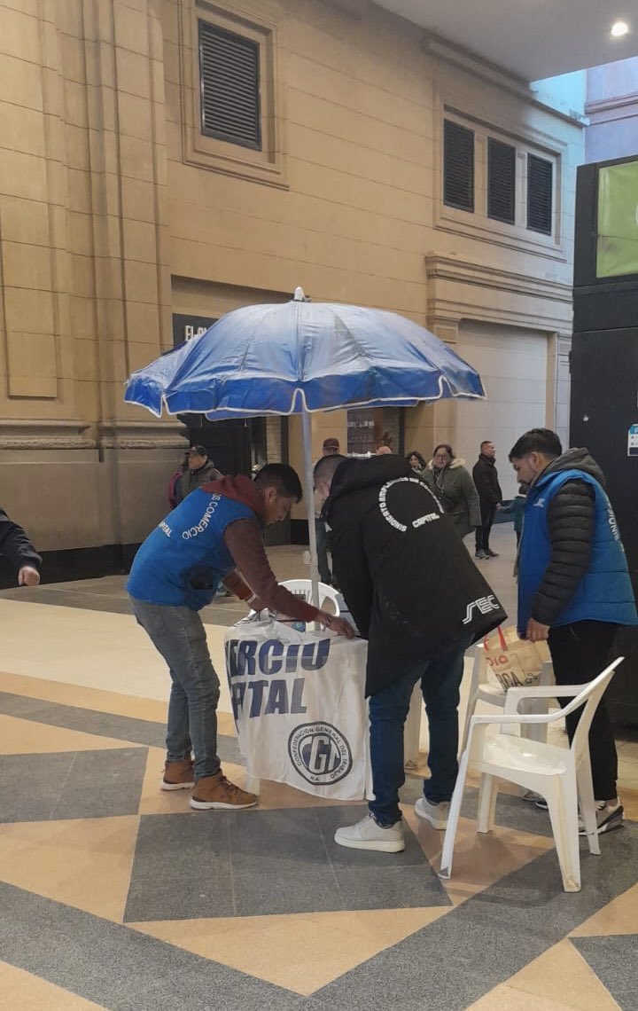 StreamComercio's tweet photo. La juventud Peronista de Comercio militando a nuestro candidato a Presidente @SergioMassa en todas las bocas de los ferrocarriles de Retiro , Constitución y Once volanteando y conversando con la gente 
#CreoEnArgentina @unionxlapatria 
#ElTrabajoEsLaPatria @Sergio_OrtizOk https://t.co/4DFclJLZs3