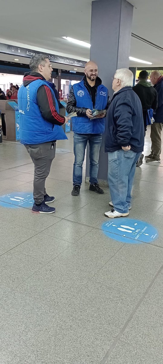StreamComercio's tweet photo. La juventud Peronista de Comercio militando a nuestro candidato a Presidente @SergioMassa en todas las bocas de los ferrocarriles de Retiro , Constitución y Once volanteando y conversando con la gente 
#CreoEnArgentina @unionxlapatria 
#ElTrabajoEsLaPatria @Sergio_OrtizOk https://t.co/4DFclJLZs3