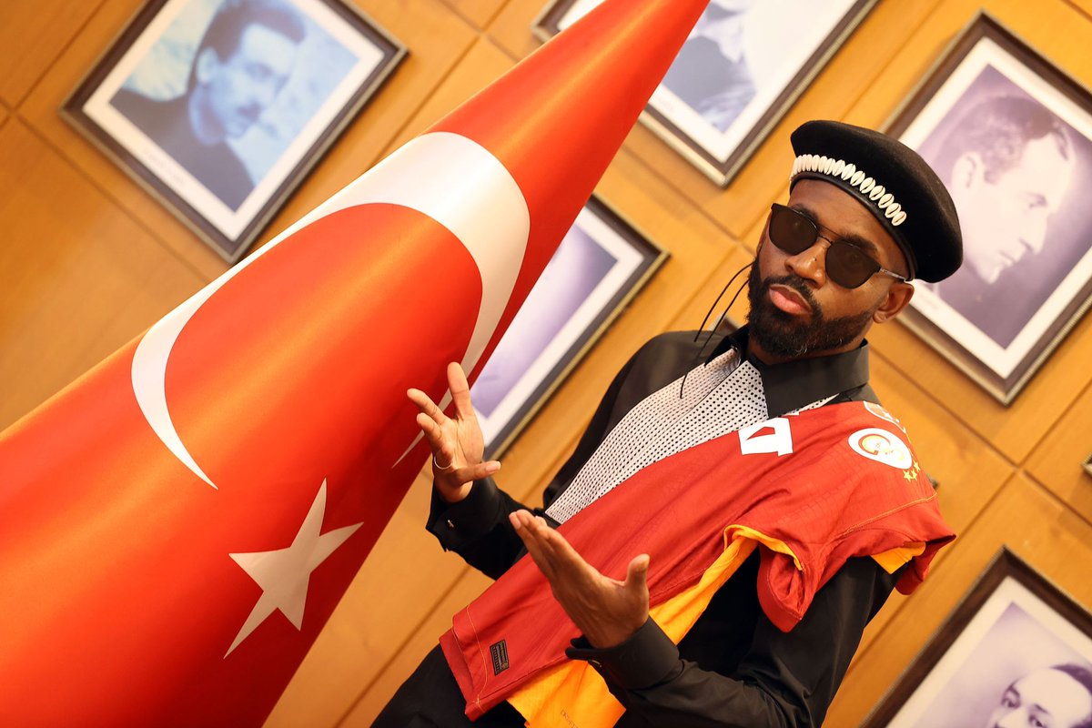 Le footballeur international congolais @Bakambu17 porte le béret KODJIA et la chemise ETHNIK lors de sa signature à @GalatasaraySK, le 21 juillet 2023. Cédric Bakambu aka Bakagoal s’est engagé avec le club turc jusqu’en juin 2025.