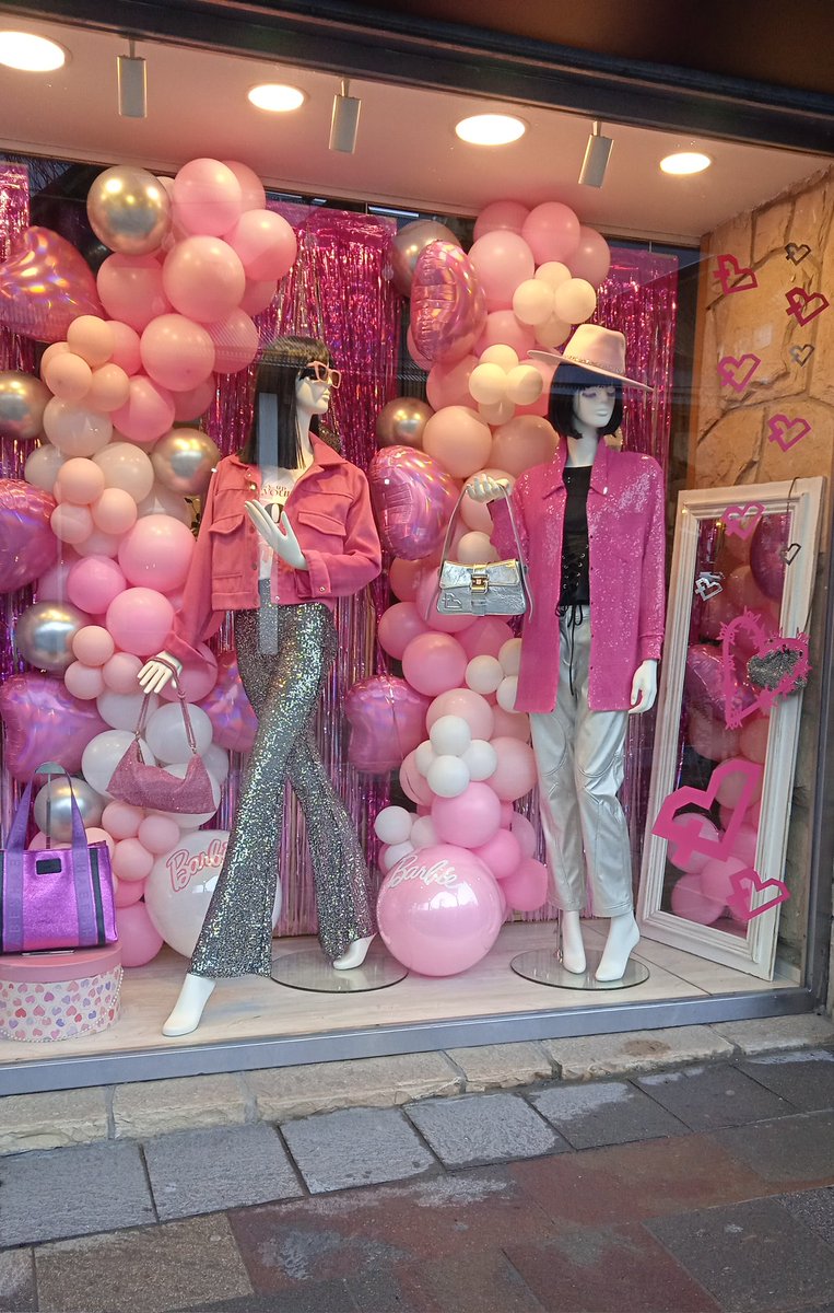 No puedo creer que armen vidrieras así en este pueblo que si no fuera por el turismo se muere...