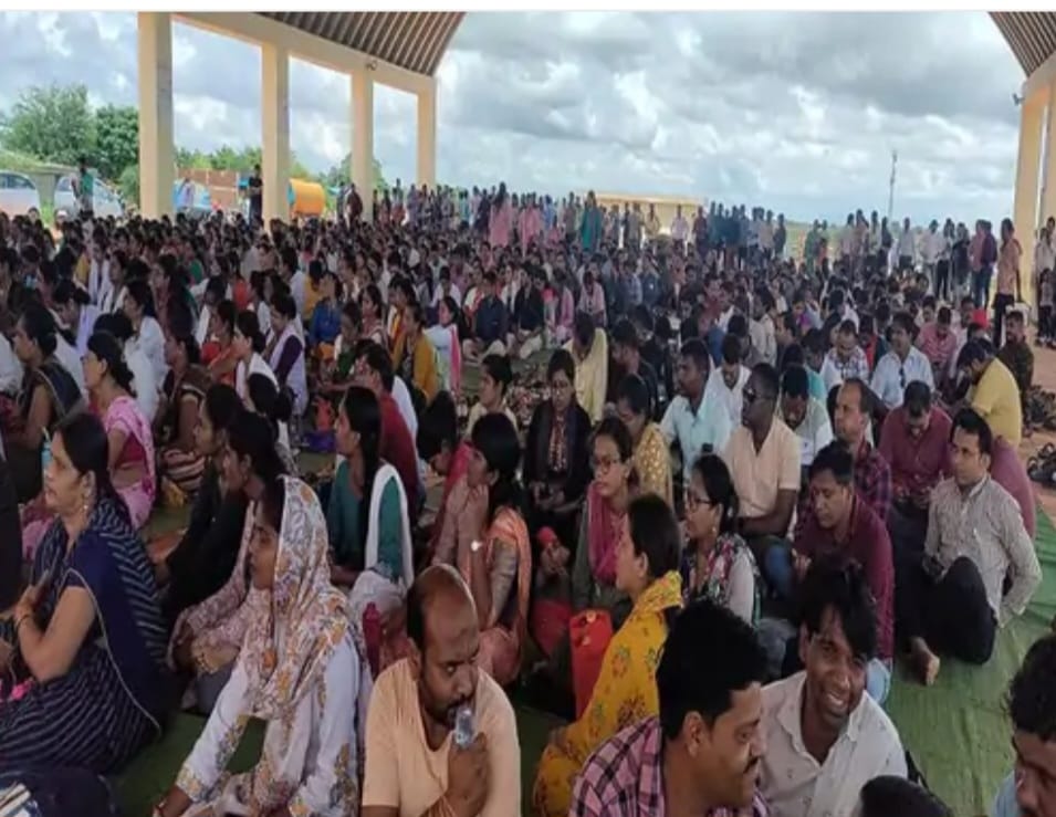 भूपेश सरकार की वादाखिलाफी और ठगी के विरुद्ध आंदोलनरत एक नौजवान संविदाकर्मी भाई, श्री मोतीलाल कौशिक जी आंदोलन के दौरान शहीद हो गये। इस ह्रदयविदारक घटना ने सभी छत्तीसगढ़वासियों को अंदर तक झकजोर कर रख दिया है। मैं ईश्वर से शोकाकुल परिवार को असीम शक्ति देने की प्रार्थना करता हूँ। शोक