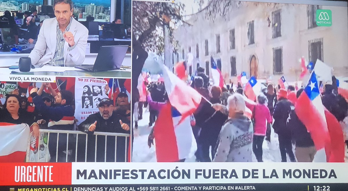 Lettus_Maglio's tweet photo. Rodrigo Sepulveda dice:

“es una manifestación espontánea por gente común, no está organizada por el team patriota” 

Acto seguido aparece el delincuente y asesino de pancho malo dirigiendo a los fascistas vociferantes.

Que vergüenza de periodismo @mega  #ALERTA https://t.co/wdSGiHanI6
