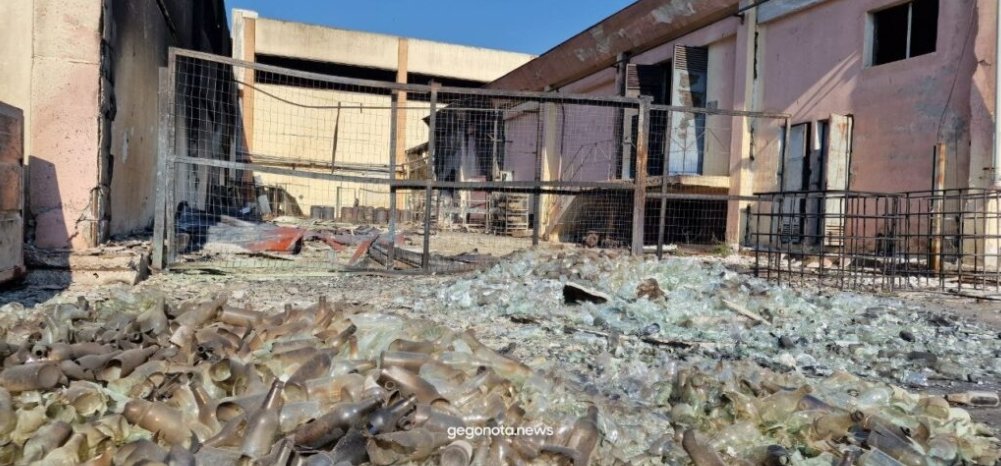 re_ai_sixtir's tweet photo. Συνεταιρισμός "Δήμητρα".
Δεν κάηκε απ την πυρκαγιά. Η φωτιά δεν έφτασε μέχρι εκεί.
Ο Συνεταιρισμός με τα 105 χρόνια ιστορίας και τους 40 εργαζόμενους, έγινε συντρίμμια, διότι βομβαρδίστηκε απ τα πυρομαχικά της Πολεμικής Αεροπορίας!
Βομβαρδίστηκε!! https://t.co/NrcCda9suT