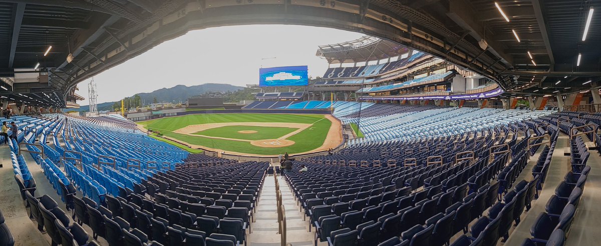 RavenLuis18's tweet photo. Leones del Caracas se mudará al estadio Monumental Simón Bolívar

¿Tuvieron la oportunidad de ir a conocerlo?

📷@FabriCuzzo22 https://t.co/hME3CYA2Jy