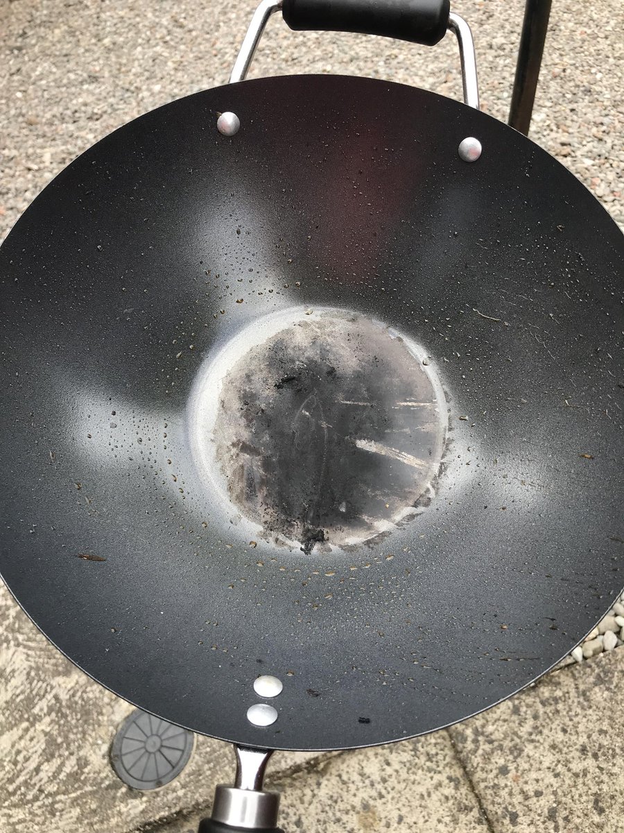 This is the wok I bought a few weeks ago, disappointed that the inside base is burnt already, can't be removed and affects taste of food. Any advice? @kenhom #kenhom